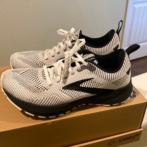 Brooks Revel 5